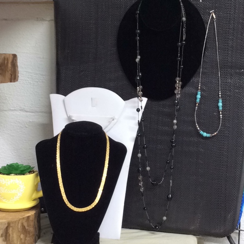3 Necklaces‎